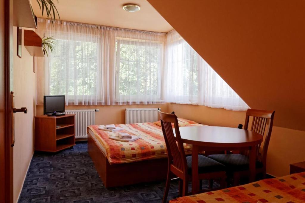 Restaurace A Penzion Garnet Olomouc Dış mekan fotoğraf