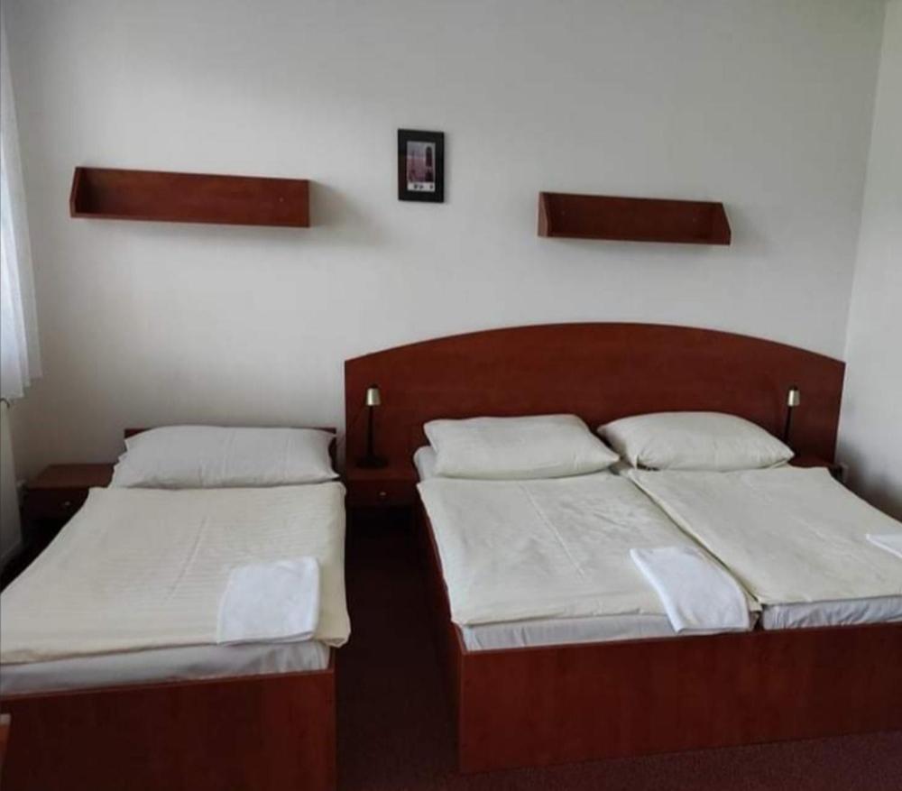 Restaurace A Penzion Garnet Olomouc Dış mekan fotoğraf