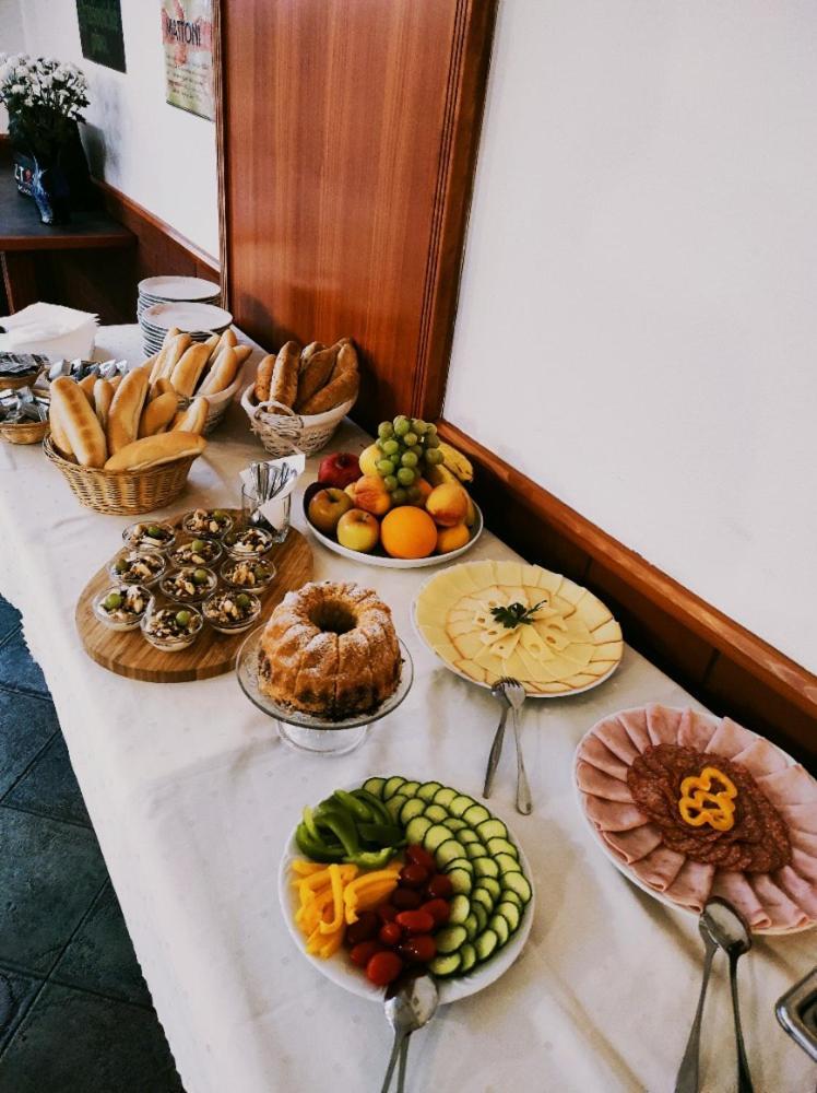 Restaurace A Penzion Garnet Olomouc Dış mekan fotoğraf