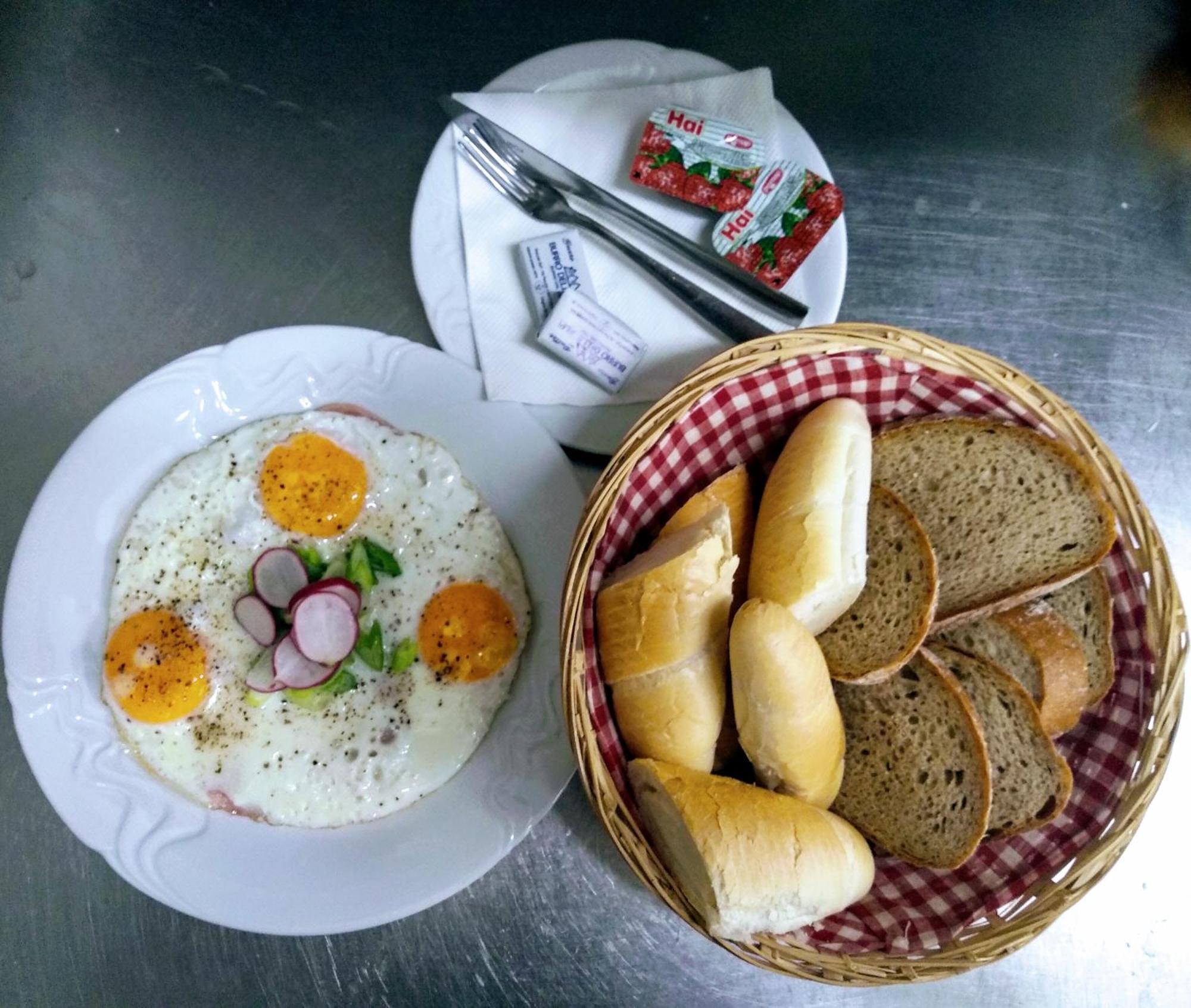 Restaurace A Penzion Garnet Olomouc Dış mekan fotoğraf
